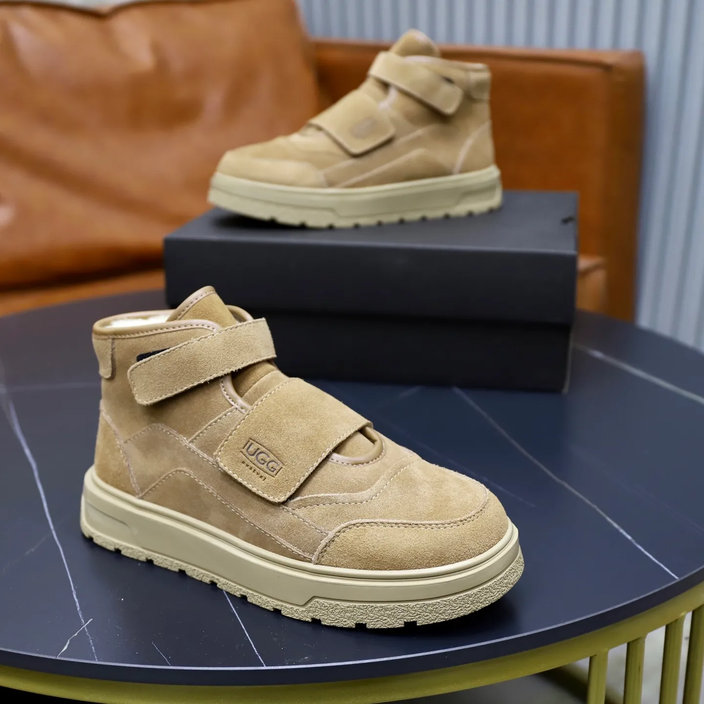 Ex-factory price: 600💰Thick wool imported from Australia Brand: UGG genuine purchase Size: 39-44 Grade: Official website 1:1 Material: First layer of genuine leather waterproof and antifreeze upper Real wool lining Original non-slip soft wear-resistant outsole Style category: Men's casual shoes Trendy style Comfortable on the feet Color: Official website color synchronization